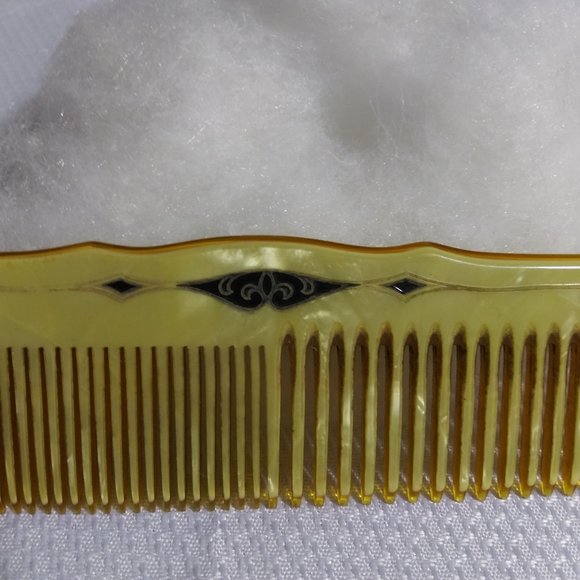 Vintage Comb with Art Deco Designs 7 3/4\